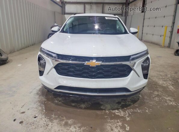 KL77LHE21RC102060 2024 CHEVROLET TRAX Белый Вид спереди