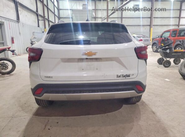 KL77LHE21RC102060 2024 CHEVROLET TRAX Белый Вид сзади