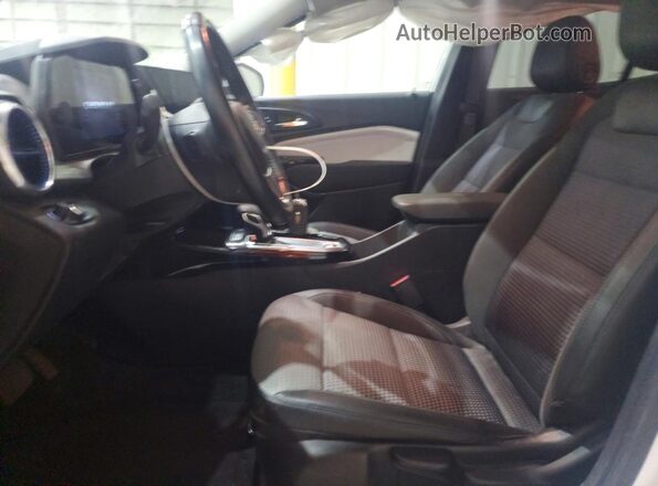 KL77LHE21RC102060 2024 CHEVROLET TRAX Белый Вид салона спереди