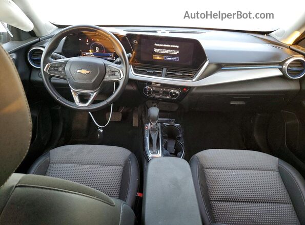 KL77LHE21RC102060 2024 CHEVROLET TRAX Белый Вид панели приборов