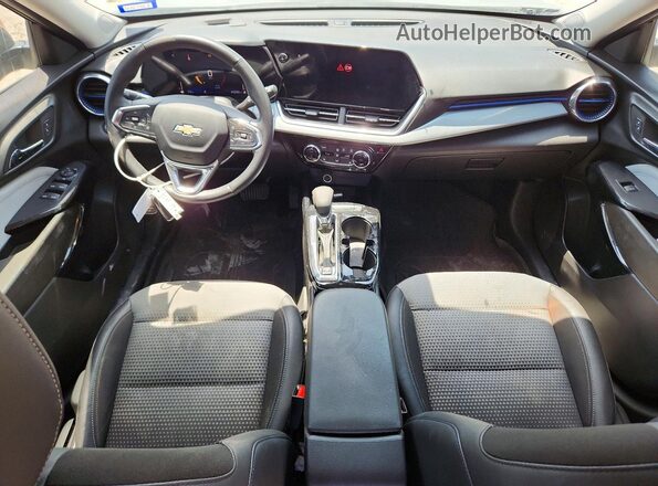 KL77LHE22RC144849 2024 CHEVROLET TRAX Silver Առջևի վահանակի տեսք