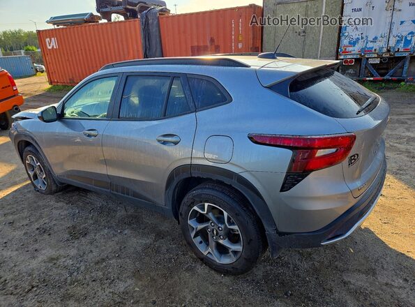 KL77LHE22SC198111 2025 CHEVROLET TRAX Gray Հետևի ձախ