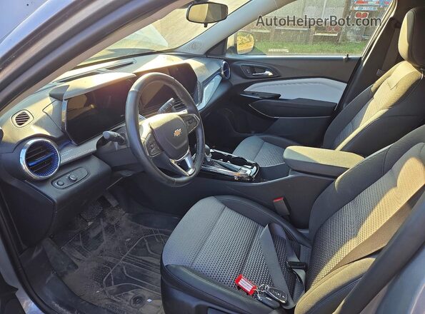 KL77LHE22SC198111 2025 CHEVROLET TRAX Gray Սալոնի դիմացի տեսք