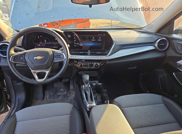 KL77LHE22SC198111 2025 CHEVROLET TRAX Gray Առջևի վահանակի տեսք
