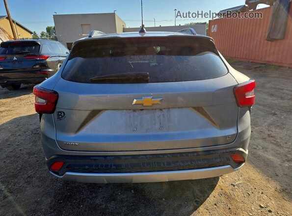 KL77LHE22SC198111 2025 CHEVROLET TRAX Gray Հետևի տեսք