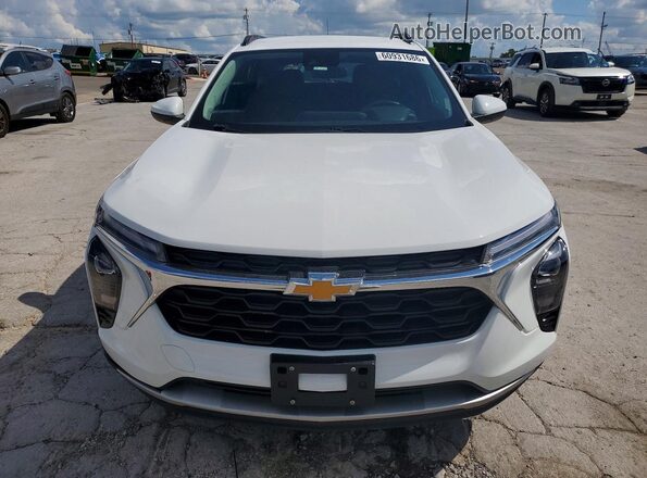 KL77LHE23RC018063 2024 CHEVROLET TRAX White Вид спереду