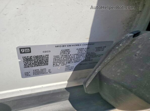 KL77LHE23RC018063 2024 CHEVROLET TRAX White Вид наклейки з VIN-кодом