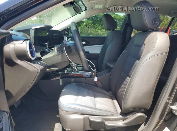 KL77LHE24RC101825 2024 CHEVROLET TRAX Черный Вид салона спереди