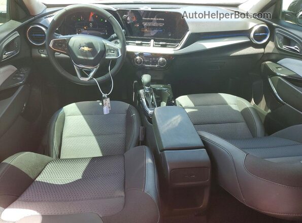 KL77LHE24RC101825 2024 CHEVROLET TRAX Черный Вид панели приборов