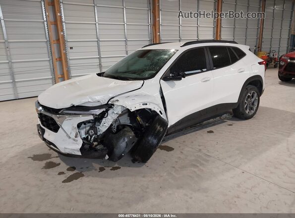 KL77LHE26RC176073 2024 CHEVROLET TRAX Белый Передняя левая четверть