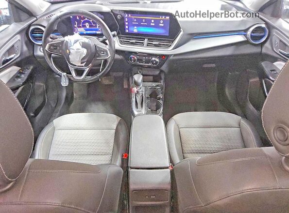 KL77LHE28RC094457 2024 CHEVROLET TRAX Red Widok deski rozdzielczej