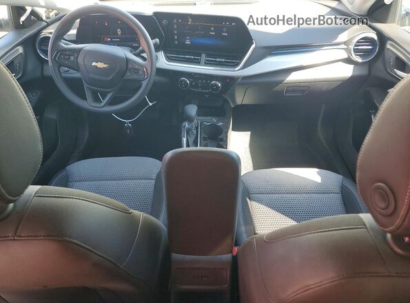 KL77LHEP0SC282052 2025 CHEVROLET TRAX White Vista del salpicadero