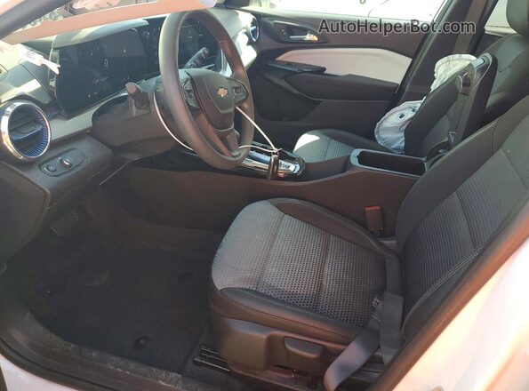 KL77LHEP0SC282052 2025 CHEVROLET TRAX White Vista interior delantera