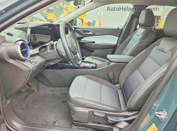 KL77LHEP0SC318113 2025 CHEVROLET TRAX Teal Widok wnętrza z przodu