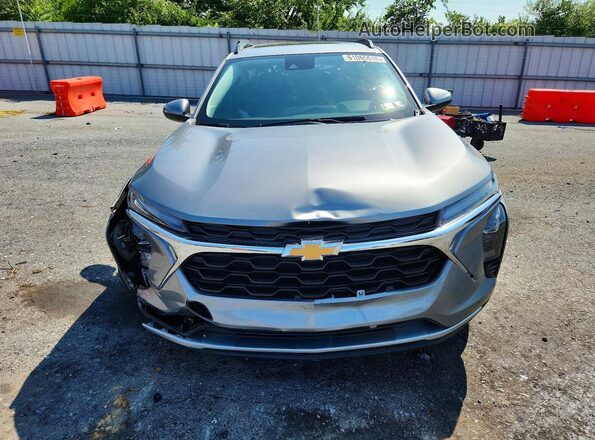 KL77LHEP0TC018380 2026 CHEVROLET TRAX Silver Вид спереду