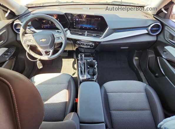 KL77LHEP0TC018380 2026 CHEVROLET TRAX Silver Вид панелі приладів