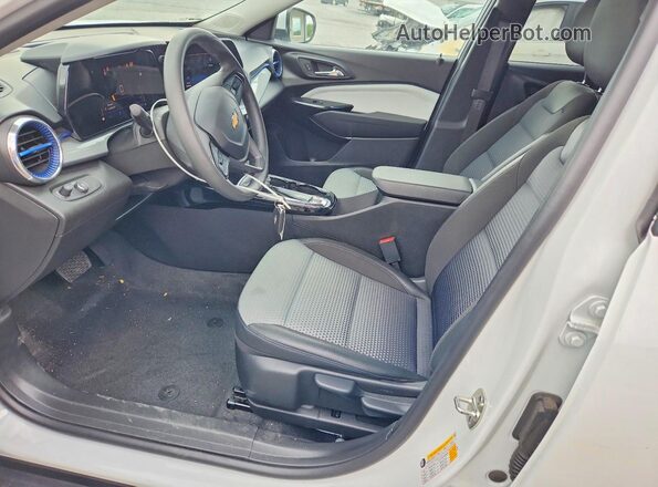 KL77LHEP0TC064369 2026 CHEVROLET TRAX White წინა სალონის ხედი