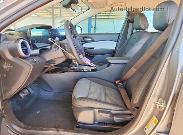KL77LHEP0TC094245 2026 CHEVROLET TRAX Серебряный Вид салона спереди