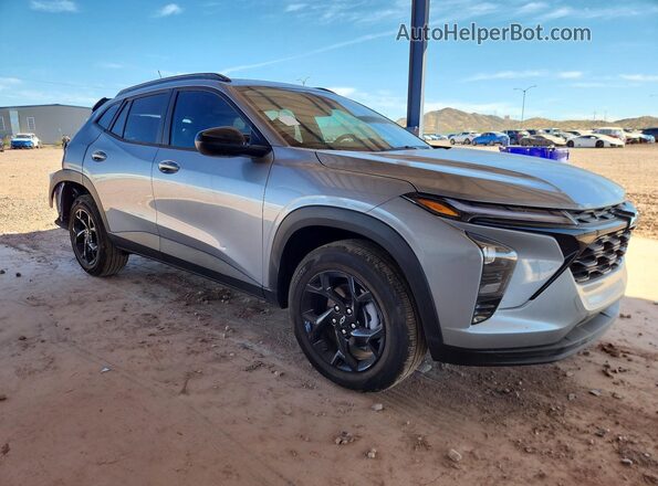 KL77LHEP0TC094245 2026 CHEVROLET TRAX Серебряный Передняя правая четверть