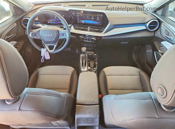 KL77LHEP0TC094245 2026 CHEVROLET TRAX Серебряный Вид панели приборов