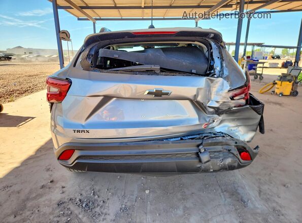 KL77LHEP0TC094245 2026 CHEVROLET TRAX Серебряный Вид сзади