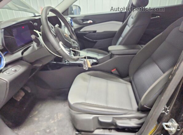 KL77LHEP2SC269805 2025 CHEVROLET TRAX Black Widok wnętrza z przodu