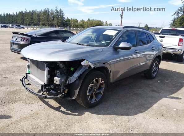 KL77LHEP2TC130789 2026 CHEVROLET TRAX Gray Առջևի ձախ երեք քառորդ տեսարան