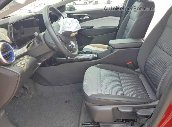 KL77LHEP3SC273572 2025 CHEVROLET TRAX Red Widok wnętrza z przodu