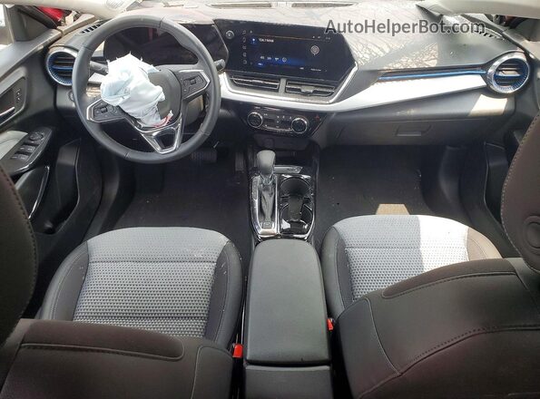 KL77LHEP3SC273572 2025 CHEVROLET TRAX Red Widok deski rozdzielczej