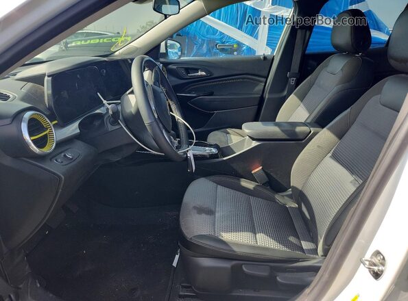 KL77LHEP3SC308594 2025 CHEVROLET TRAX White Սալոնի դիմացի տեսք
