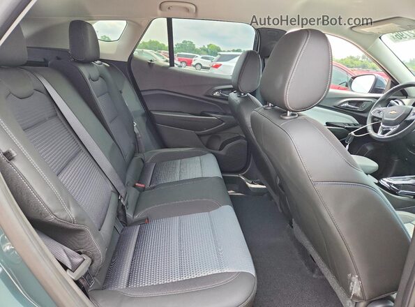 KL77LHEP4SC326084 2025 CHEVROLET TRAX Gray Vista interior trasera