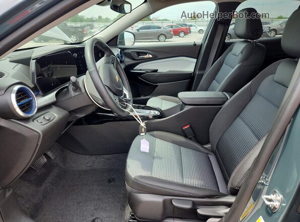 KL77LHEP4SC326084 2025 CHEVROLET TRAX Gray Vista interior delantera