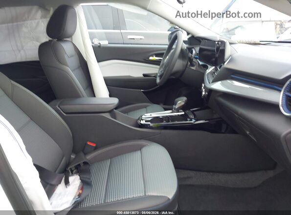 KL77LHEP4TC187348 2026 CHEVROLET TRAX White წინა სალონის ხედი