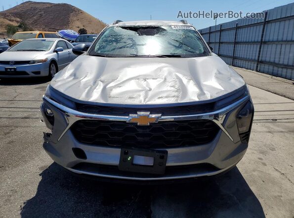 KL77LHEP5SC239603 2025 CHEVROLET TRAX Серебряный Вид спереди