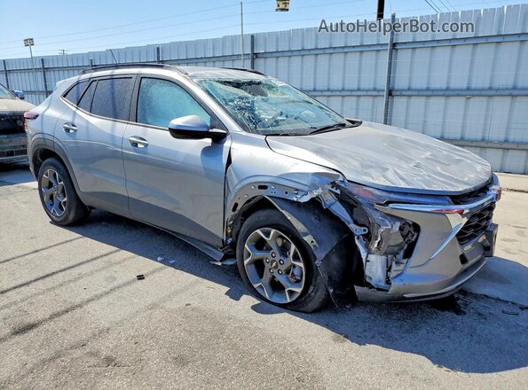 KL77LHEP5SC239603 2025 CHEVROLET TRAX Серебряный Передняя правая четверть
