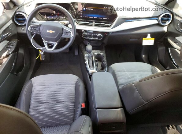 KL77LHEP5SC239603 2025 CHEVROLET TRAX Серебряный Вид панели приборов
