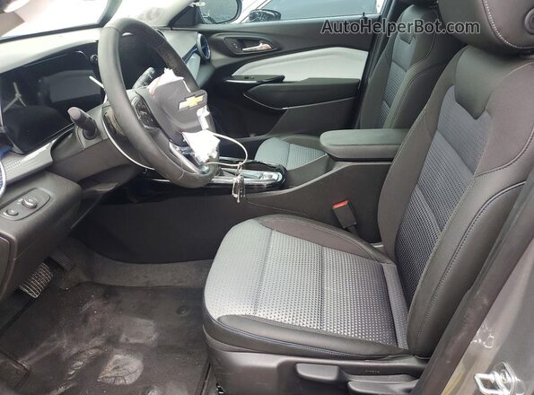KL77LHEP5SC306717 2025 CHEVROLET TRAX Gray Widok wnętrza z przodu