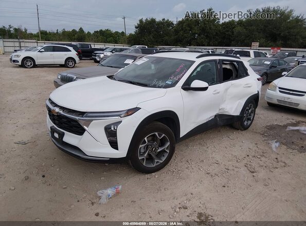 KL77LHEP5TC056607 2026 CHEVROLET TRAX Белый Передняя левая четверть