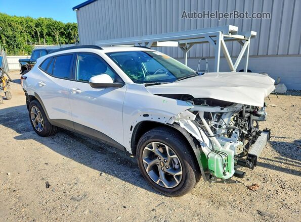 KL77LHEP5TC061399 2026 CHEVROLET TRAX Белый Передняя правая четверть