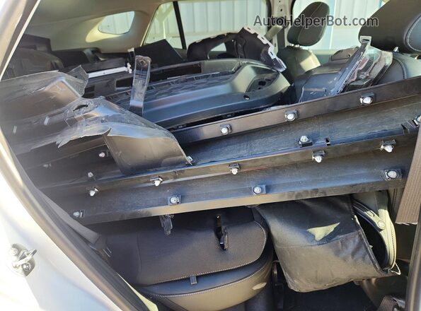 KL77LHEP5TC061399 2026 CHEVROLET TRAX Белый Вид задней части салона