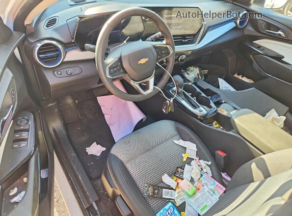 KL77LHEP5TC061399 2026 CHEVROLET TRAX Белый Вид панели приборов