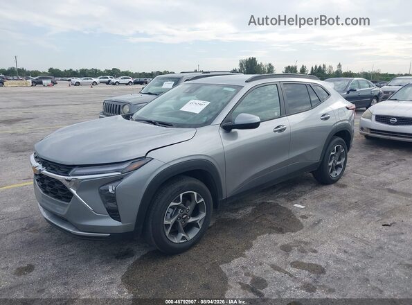 KL77LHEP5TC097223 2026 CHEVROLET TRAX Gray Առջևի ձախ երեք քառորդ տեսարան