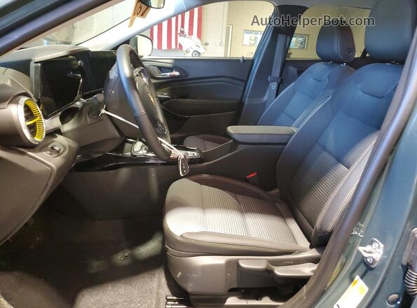 KL77LHEP6SC324353 2025 CHEVROLET TRAX Green წინა სალონის ხედი