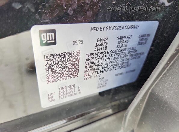 KL77LHEP6TC030257 2026 CHEVROLET TRAX Black Widok naklejki z numerem VIN