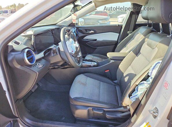 KL77LHEP7SC243636 2025 CHEVROLET TRAX White წინა სალონის ხედი