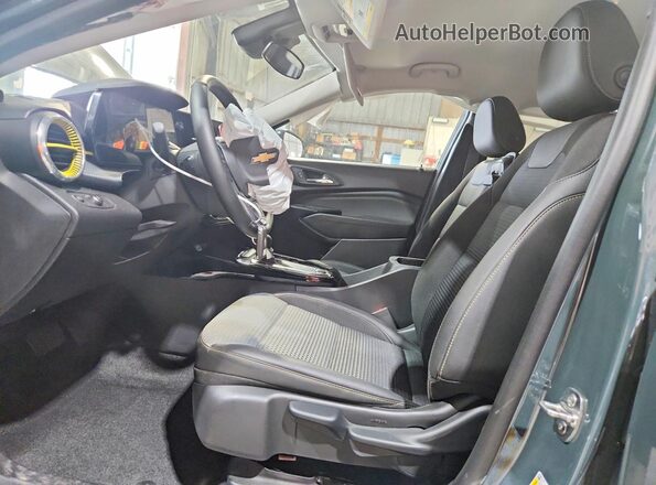 KL77LHEP7TC101028 2026 CHEVROLET TRAX Green Vista interior delantera