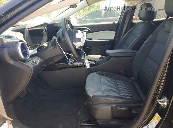 KL77LHEP8SC235500 2025 CHEVROLET TRAX Черный Вид салона спереди