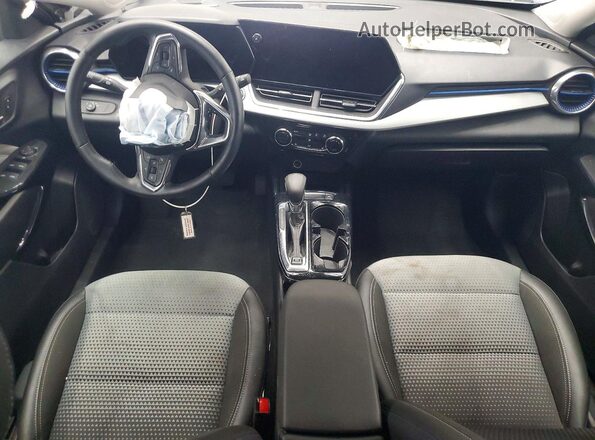 KL77LHEP8SC235500 2025 CHEVROLET TRAX Черный Вид панели приборов
