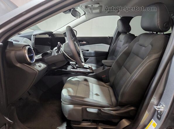 KL77LHEP8SC318571 2025 CHEVROLET TRAX Серый Вид салона спереди