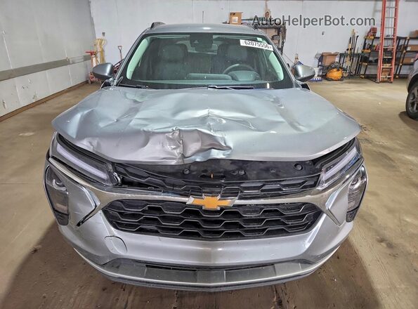 KL77LHEP8SC318571 2025 CHEVROLET TRAX Серый Вид спереди